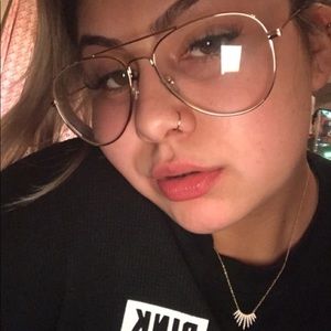 Meet your Posher, Carisma